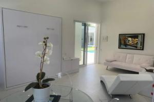Men Only Clothing Optional Guesthouse near Wilton Manors, Форт-Лодердейл