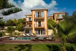 3Queens Villas, Скала