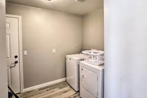 Stylish & Central Mesa Home With Private Pool!, Меса