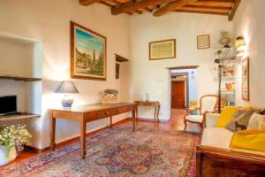 A Beautiful, Traditional Tuscan Hamlet in the Hills, Чивителла-ин-Валь-ди-Кьяна