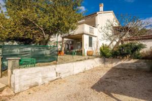 Nice Apartment in Skrpcici With Wifi and 3 Bedrooms, Pinezići
