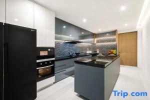 Mandla Villas Collection 3 Bedroom Villa with 5 stars services, Най Харн
