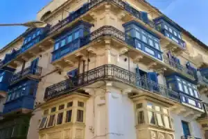 Boutique Style 1BR Apartment- Square Sea View, Слима