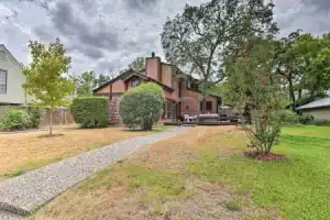Bryan Home w/ Deck & Yard ~ 4 Mi to Texas A & M!, Колледж-Стейшен