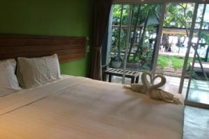 Apple Beachfront Resort, Трат