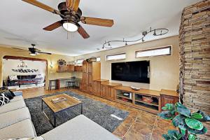 New Listing! 2,000 Square Foot Near Plaza 3 Bedroom Home, Санта-Фе