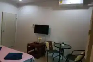 Mea-Porn Hostel, Као Лак