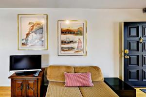 New Listing! 2-units W/ Hot Tubs, Walk To Beach! 4 Bedroom Townhouse, Вентура