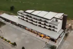 E87 Highway Otel, Бурхание
