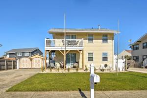 Coastal Brigantine Retreat - Walk to Beach!, Атлантик-Сити