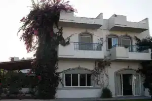 Gorgona Hotel, Амудара