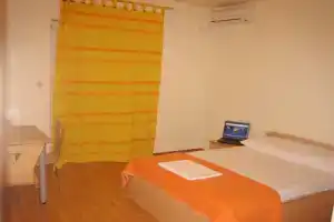 Mladen, Омис