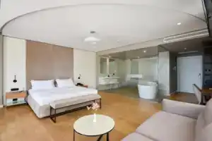 Yacht Hotel, Влера