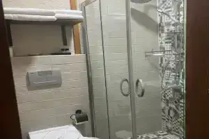 Sim Otel, Енифоча