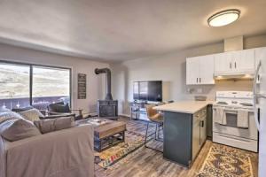 7 Mi to Keystone: Mtn-view Abode w/ Deck!, Диллон