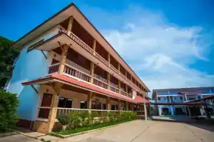 Nakarin Hotel, Амнат Чароен
