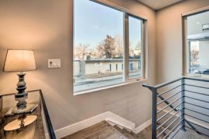 Trendy Denver Townhouse ~ 3 Miles to Downtown!, Денвер