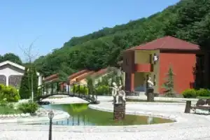 Alpine Inn, Кусары