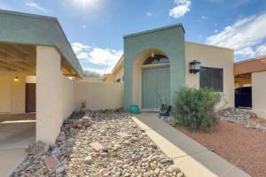 Sunny Tucson Townhome w/ Patio & Mountain Views!, Тусон