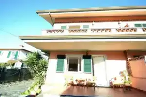 Luxurious Holiday Home in Montignoso with Garden, Чинкуале