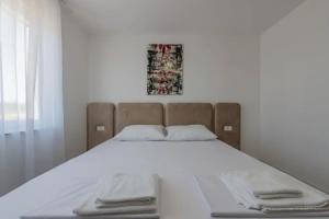 Apartments Twins with private pool, Новаля