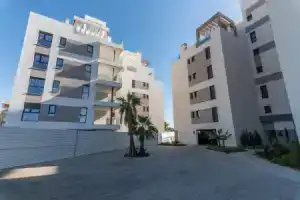 Beachfront Views and Poolside Stay, Исла-де-Канела