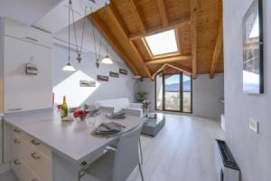 Blu Lake Apartment on Ghiffa Beach, Гиффа