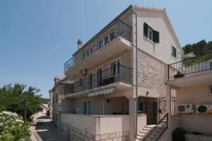 Awesome Home in Pucisca With 7 Bedrooms, Wifi and Outdoor Swimming Pool, Пучишче