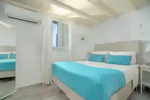 Corfos Blue Mykonos, Орнос