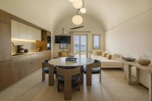 The Villas, Ия