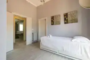 JOIVY 2 Bed Villa with Beautiful Garden in Forte dei Marmi, Форте-дей-Марми