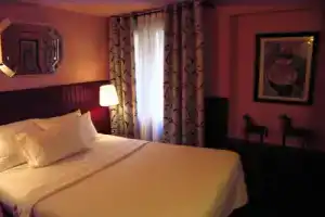 Walled off Hotel Paris, Париж