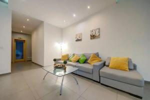 Sliema 2 Bedroom close to seafront, Сент-Джулианс