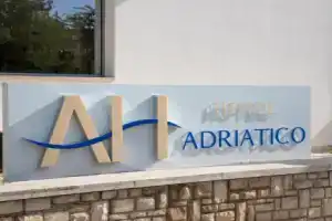 Hotel Adriatico, Триказе