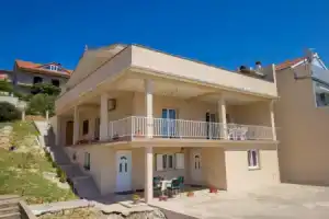 Bulat Sea View Apartments, Шибеник