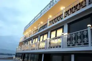 Отель «UniCharm Cruise», Халонг
