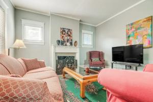 Family Retreat w/ Yard < 1 Mi to Dtwn Durham!, Дарем