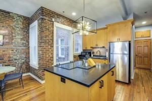 Stylish Dtwn Knoxville Condo w/ Rooftop Deck!, Ноксвилл