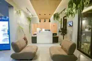 The Cozy Hotel, Лей