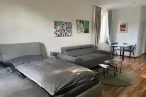 Zentrale Ferienwohnung mit Balkon in Aachen, Аахен
