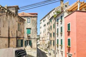Nice Apartment in Sibenik With Wifi and 3 Bedrooms, Шибеник