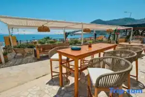 Diplomat Suites, Ичмелер