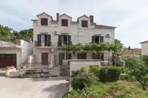 Amazing Apartment in Supetar With 1 Bedrooms and Wifi, Супетар