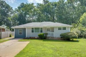 Inviting Home w/ Backyard: 8 Mi to Dtwn Atlanta!, Атланта
