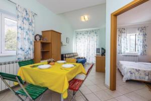 Nice Home in Moscenicka Draga With Wifi and 1 Bedrooms, Мошеничка Драга