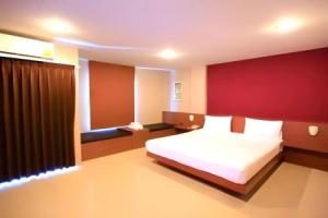 The Plubpla Serviced Apartment, Бангкок