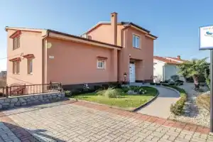 Plush Apartment in Rijeka with Hot Tub near Sea, Риека