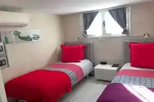 Debbies Crew House, Жуан-ле-Пен