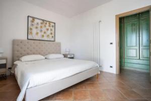 Villa a 300 Mt. dal Mare (Magaggiari) con campo da tennis, Терразини