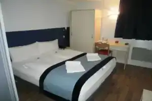 Отель «Hôtel l'Amandier», Нантер